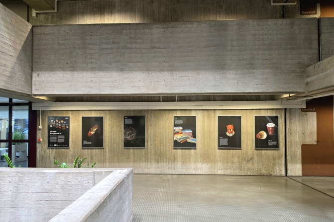 Ausstellung „What We Brought with Us“ bis 17.7.2026 in der Universitätsbibliothek