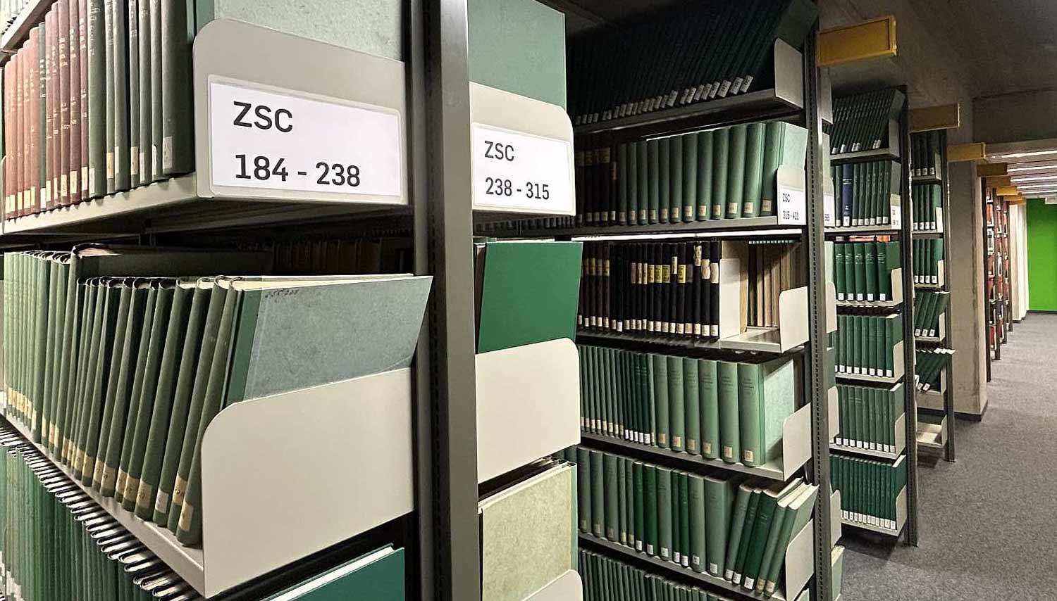 Zeitschriftenregale in der UB