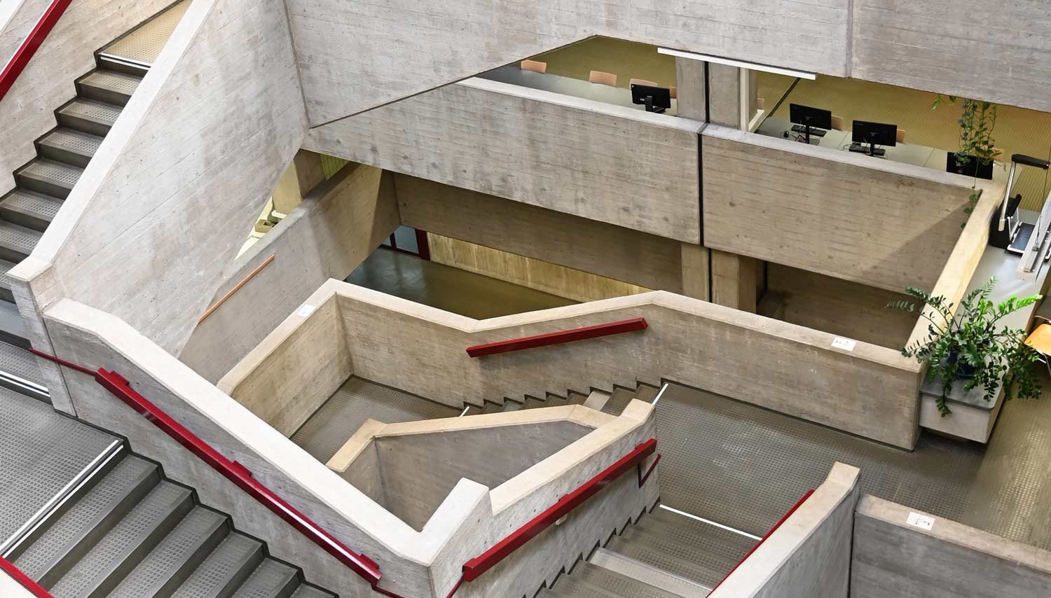 Bild des Treppenhauses der Universitätsbibliothek Bochum
