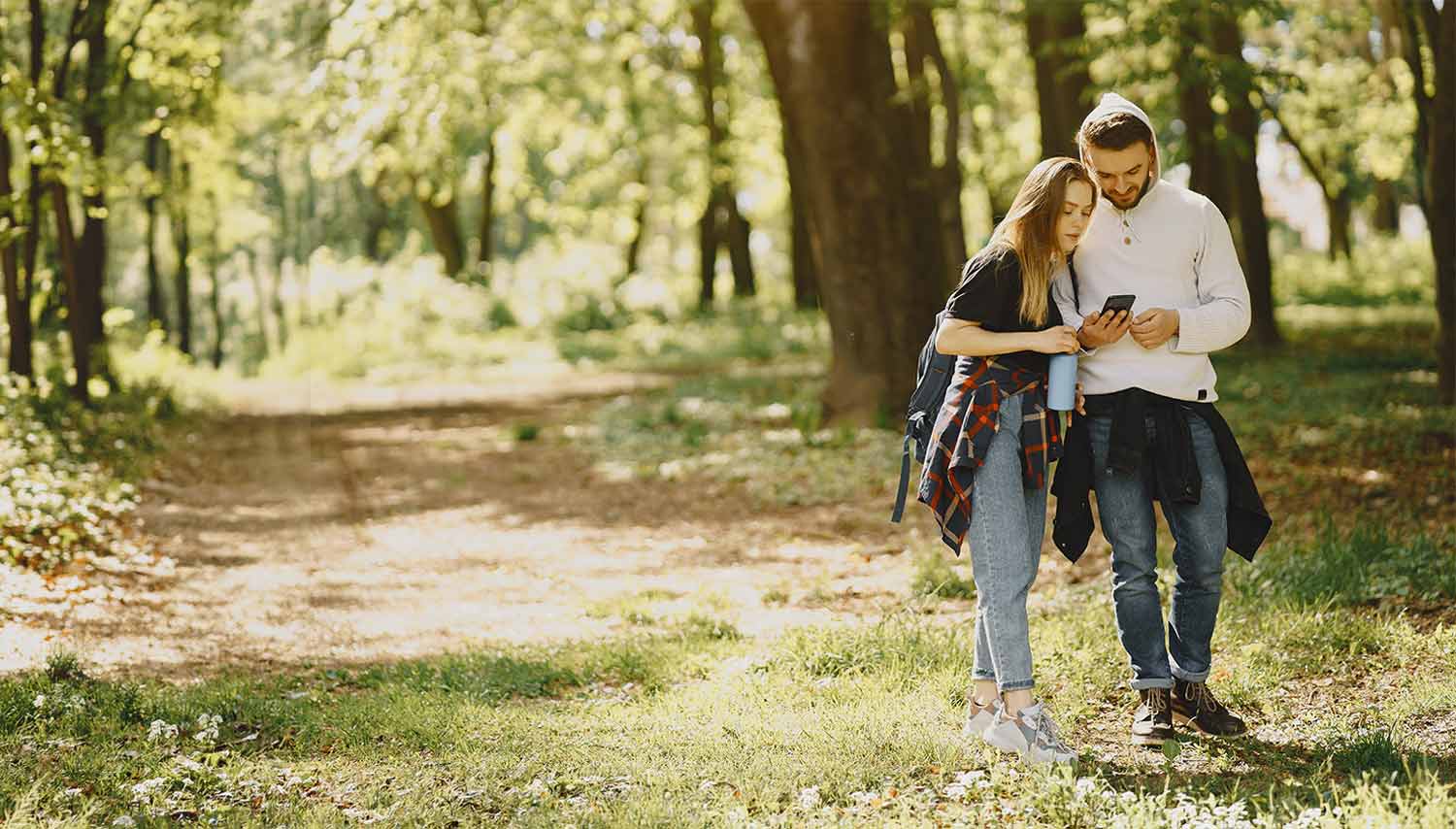 Freunde, die spazieren gehen