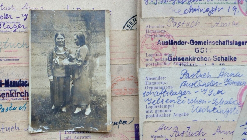 Bild: Hanna Pastuch (links) mit einer weiteren Zwangsarbeiterin, Gelsenkirchen, 1942–1943, © After Silence NGO