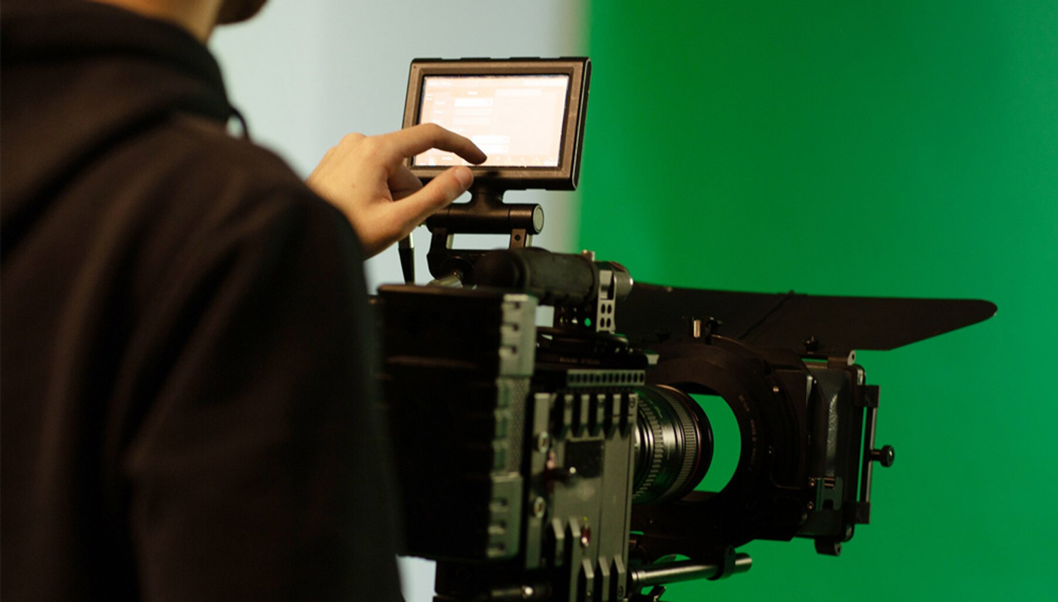 Mann, der eine Filmkamera bedient